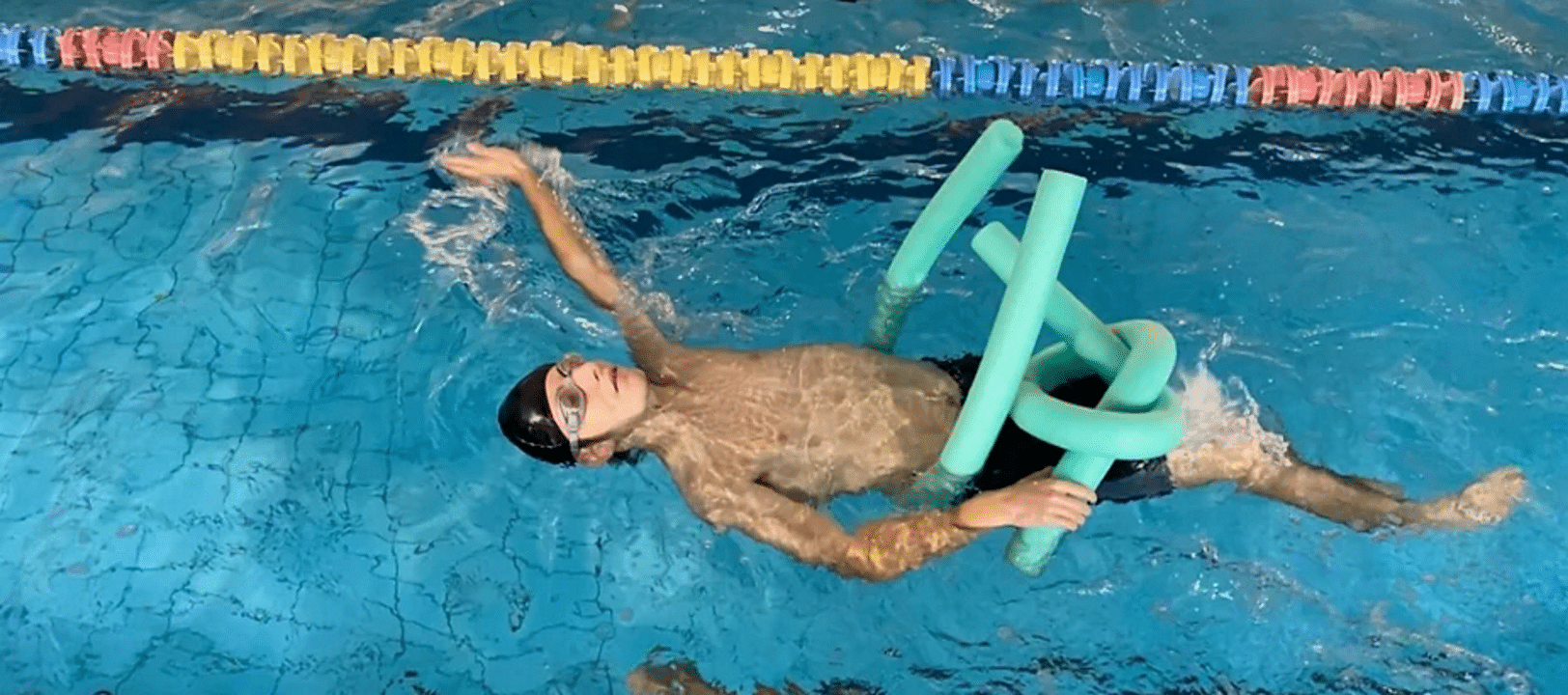 Miembro del club nadando