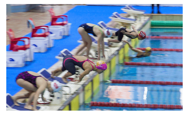 Nadadores saltando a la piscina